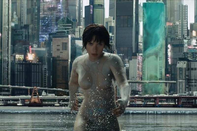 Fantastiniame veiksmo filme „Dvasia šarvuose“ – sunkiai atpažįstama Scarlett Johansson
