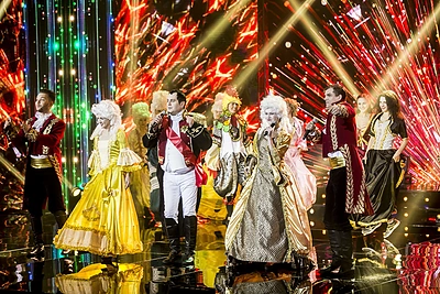 „Auksiniai svogūnai“ prasidėjo su trenksmu: pirmieji pokštai teko Gretai Kildišienei ir Ramūnui Karbauskiui