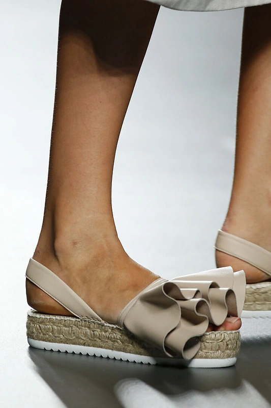 Basutes kamštiniu kulnu keiskite į tokias