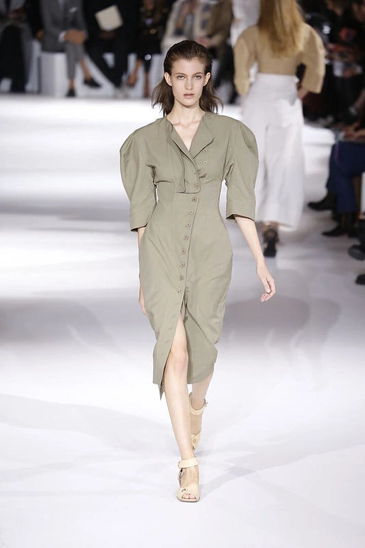 „Stella McCartney“ liemenį pabrėžianti suknelė