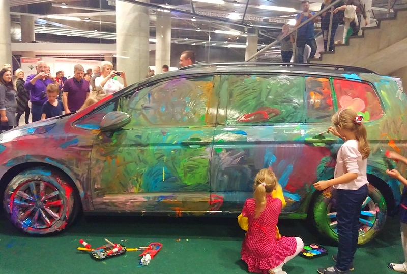 Vaikams buvo leista išdažyti naujutėlį automobilį
