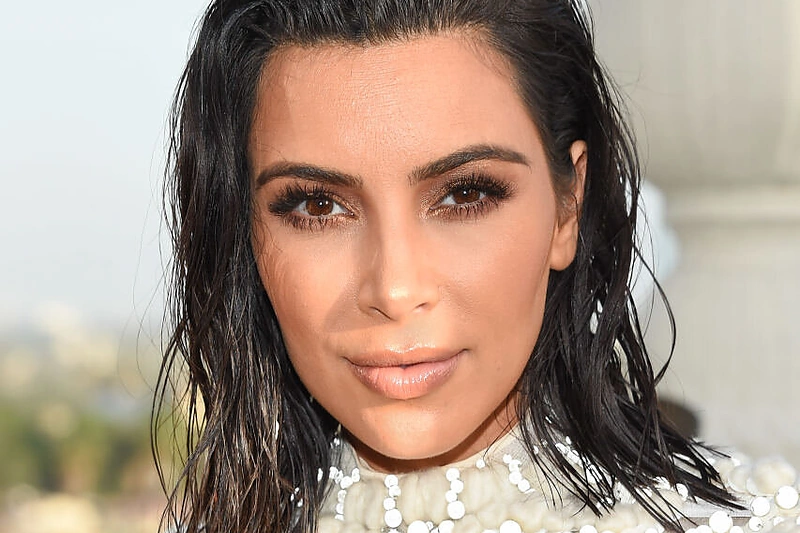 Kim Kardashian vėl pribloškė savo įvaizdžiu, išsiruošusi į vakarienę restorane