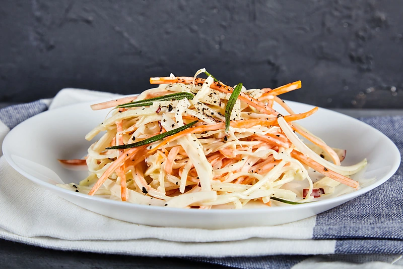 Valdorfo salotos su naminiu majonezu