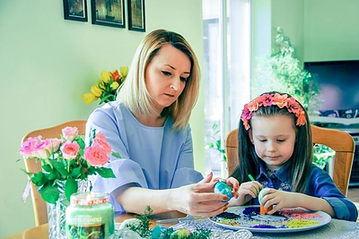 Viktorija Mauručaitė su dukra Angela visuomet Velykoms margina kiaušinius