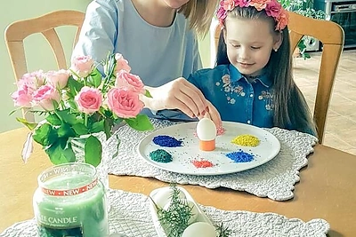 Viktorija Mauručaitė su dukra Angela visuomet Velykoms margina kiaušinius