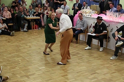 Štai kaip reikia senti! Pensininkų bugivugis tapo interneto sensacija