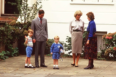 Princas Charlesas su žmona Diana ir jųdviejų sūnumis Williamu bei Harry