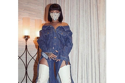 Stiliaus žaidimus mėgstanti dainininkė Rihanna šį kartą nustebino keistais batais