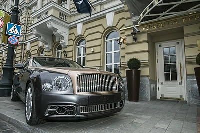 Prabangiems automobiliams ir deimantams skirtos šventės akimirkos