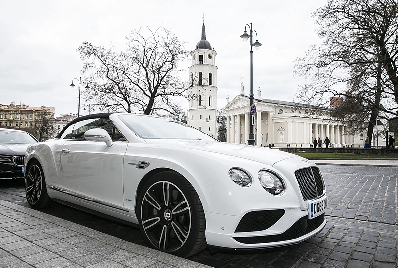 Prabangiems automobiliams ir deimantams skirtos šventės akimirkos