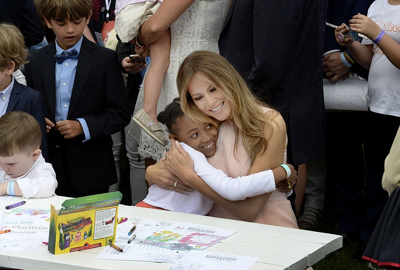 Melania Trump dalyvauja įvairiuose projektuose, susijusiuose su vaikais
