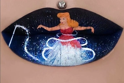 Jazmine Daniel menas ant lūpų