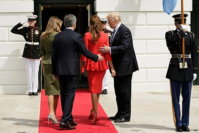 JAV prezidentas Donaldas Trumpas su žmona Melania priėmė Argentinos prezidentą Mauricio Macri su žmona Juliana Awada