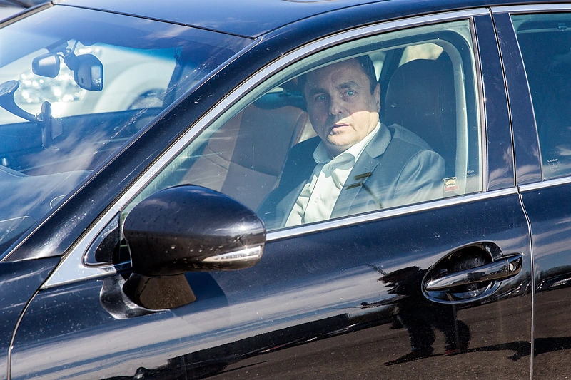 Petras Gražulis prie „Lexus“ sedano vairo / Luko Balandžio / 15min nuotr.