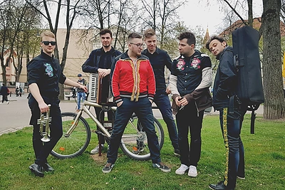 „Antikvariniai Kašpirovskio dantys“ vilniečius šokdino gatvėje