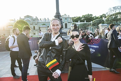 „Eurovizija“ atidaryta! Ant raudono kilimo sužibėjo ir Lietuvą atstovaujantys „Fusedmarc“