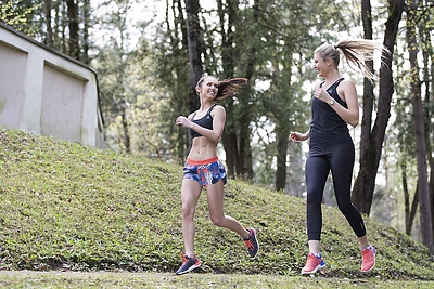 Modelis Solveiga Mykolaitytė ir sveikos gyvensenos blogerė Ieva Pauliukonytė sportuoti netingi