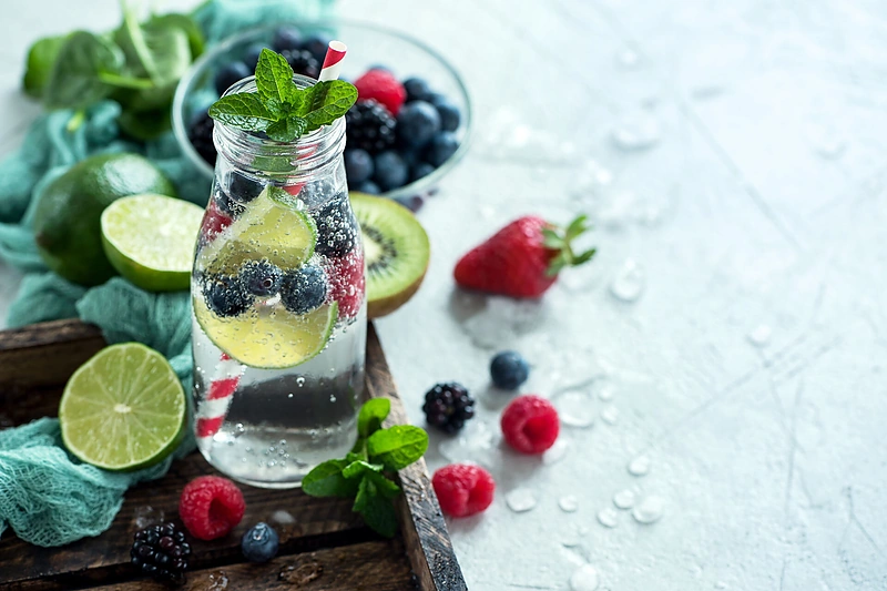 Stalo vanduo su uogomis