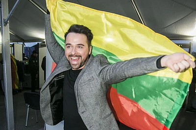 „Eurovizijos“ mylėtojų minioje – Lietuvos vėliava apsigobęs ukrainiečių ekstrasensas Maksimas Gordejevas