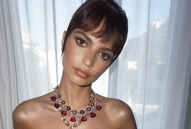 Emily Ratajkowski nepamiršo pademonstruoti savo grožio Kanuose