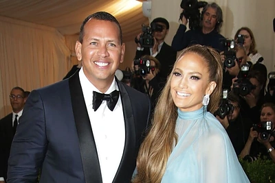 Jennifer Lopez mėgaujasi naujais santykiais, bet ir nusamdė mylimajam seklį