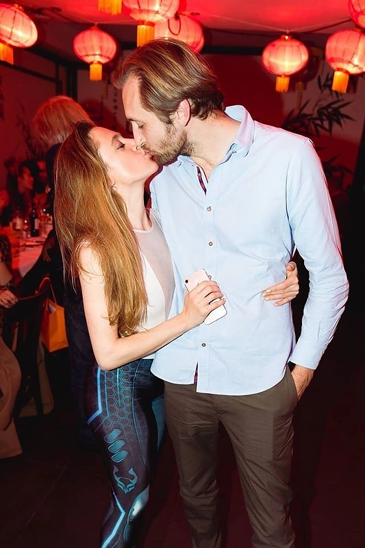 Pasimatymų treneris Johnny Cassellis