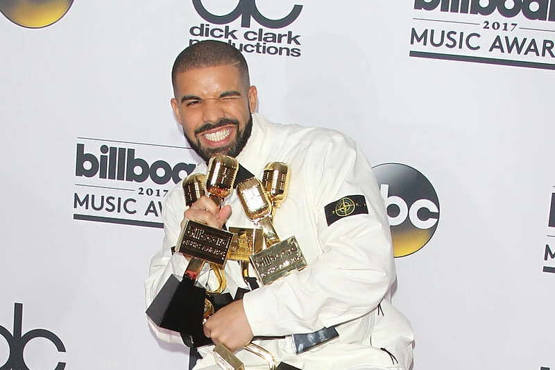 Rekordinį statulėlių kiekį susišlavęs Drake'as scenoje pademonstravo gestą, kurį neteisingai daro nemažai vyrų