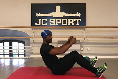 Treniruotė su Jeanu Claude'u: kaip padailinti pilvą