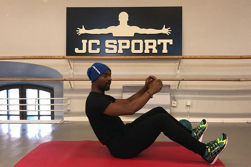 Treniruotė su Jeanu Claude'u: kaip padailinti pilvą