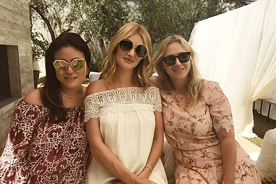 Rosie Huntington-Whiteley surengė kūdikio sutiktuves