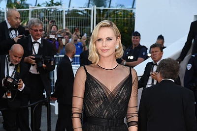 Charlize Theron prabilo apie baisią patirtį: išbyrėję dantys ir smūgiai į veidą – maža dalis to, ką teko išgyventi