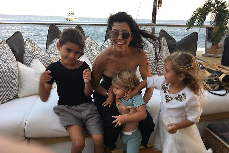 Kourtney Kardashian su savo trimis vaikais