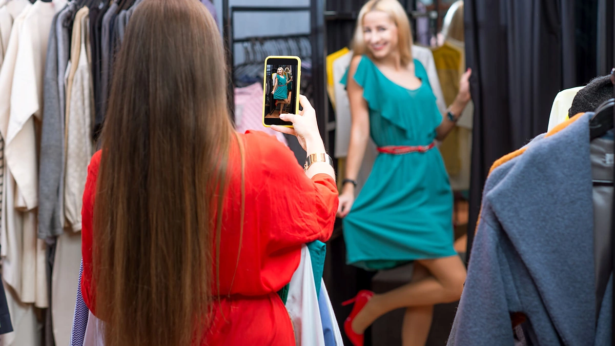 Moteris renkasi drabužius