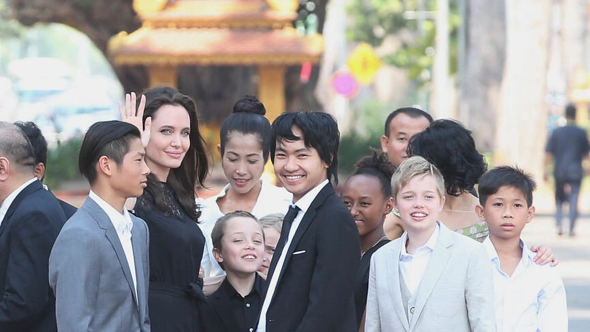 Angelina Jolie su vaikais, duktė Shiloh - dešinėje