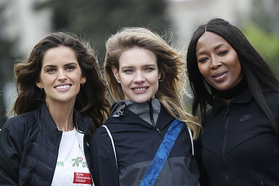 Supermodelis Natalija Vodianova garsias koleges paragino bėgti Maskvoje, tarp jų – ir Naomi Campbell