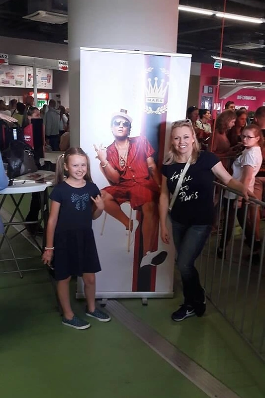 Violeta Tarasovienė su dukra Gabriele - Tauron arenoje, kur netrukus griaudėjo Bruno Mars šou