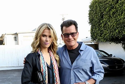 ŽIV infekcija aktoriui Charlie Sheenui netrukdo mėgautis meile