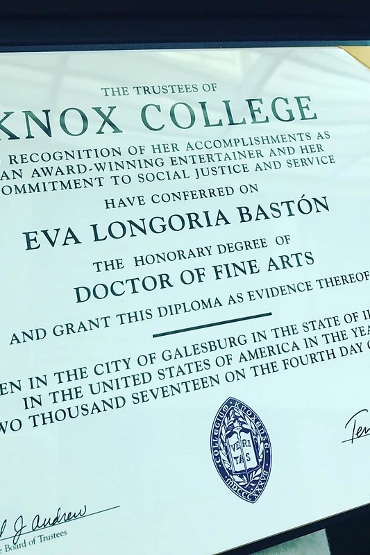 Eva Longoria didžiuojasi daktaro laipsnio diplomu