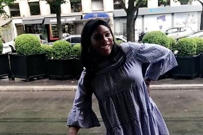 Besilaukianti tenisininkė Serena Williams gatvėje nustebino praeivius