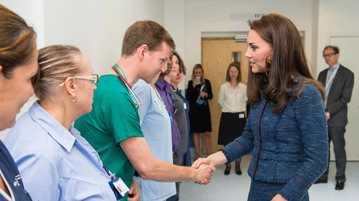 Kembridžo hercogienė Catherine aplankė teroro aukas Karališkojoje koledžo ligoninėje