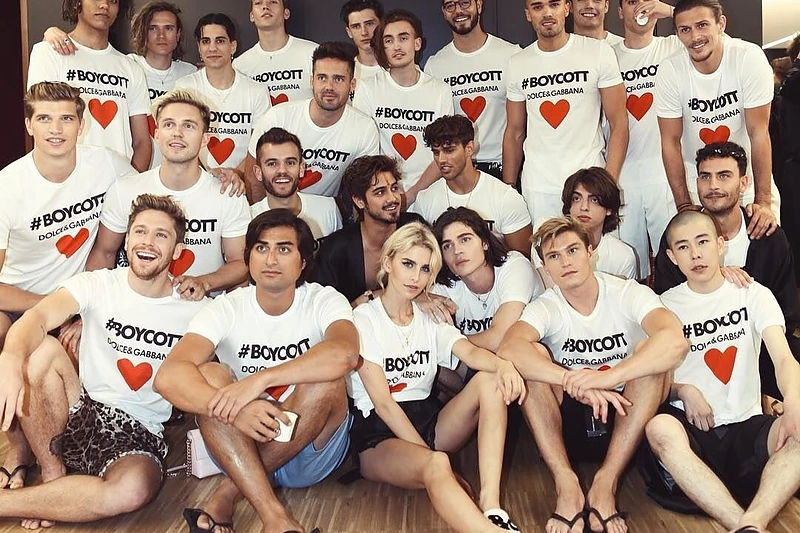 "Dolce & Gabbana" mados namų marškinėliai, raginantys juos boikotuoti