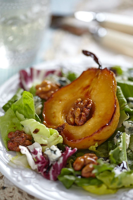 Kriaušių ir riešutų salotos