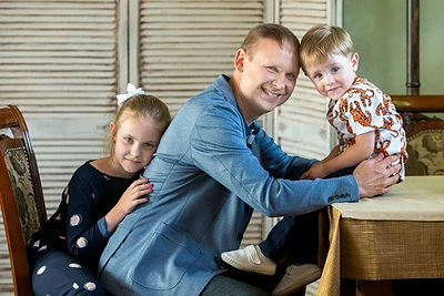 Ligitas Kernagis su dukra Šarlote ir sūnumi Deilu