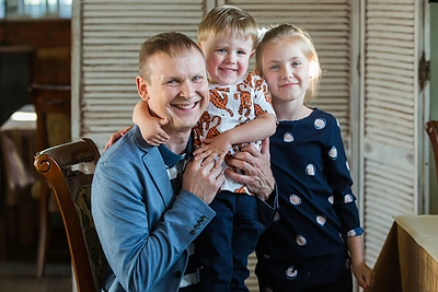 Ligitas Kernagis su dukra Šarlote ir sūnumi Deilu