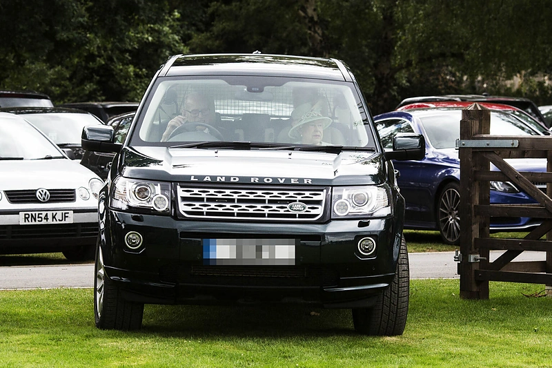 Princas Philipas nepraleido anūkės Louise Windsor pasirodymo žirgų lenktynėse - net pats atvairavo automobilį