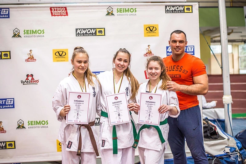 Darius Petrikauskas su mokinėmis