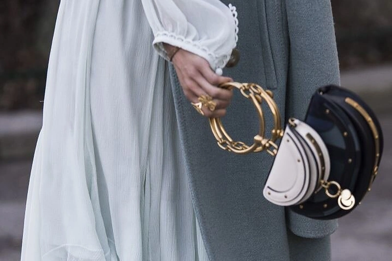 Dar vienas sezono numylėtinis: rankinukas-papuošalas