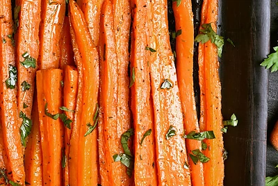 Orkaitėje keptos morkų lazdelės