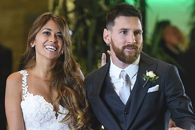 Keisčiausias jaunavedžių bučinys? Lionelio Messi ir jo nuotakos bučinio video žiūrovus verčia jaustis nejaukiai