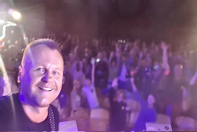 Naisių festivalyje groti atsisakęs Samas surengė pasirodymą anoniminių alkoholikų suvažiavime: „Padariau gerą darbą ir be jokios sušiktos politikos“